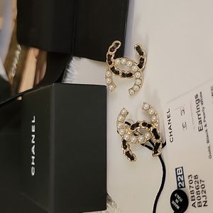 CHANEL 22B CC logo  Gold, Black & Pearly white Earrings Brand New with T…